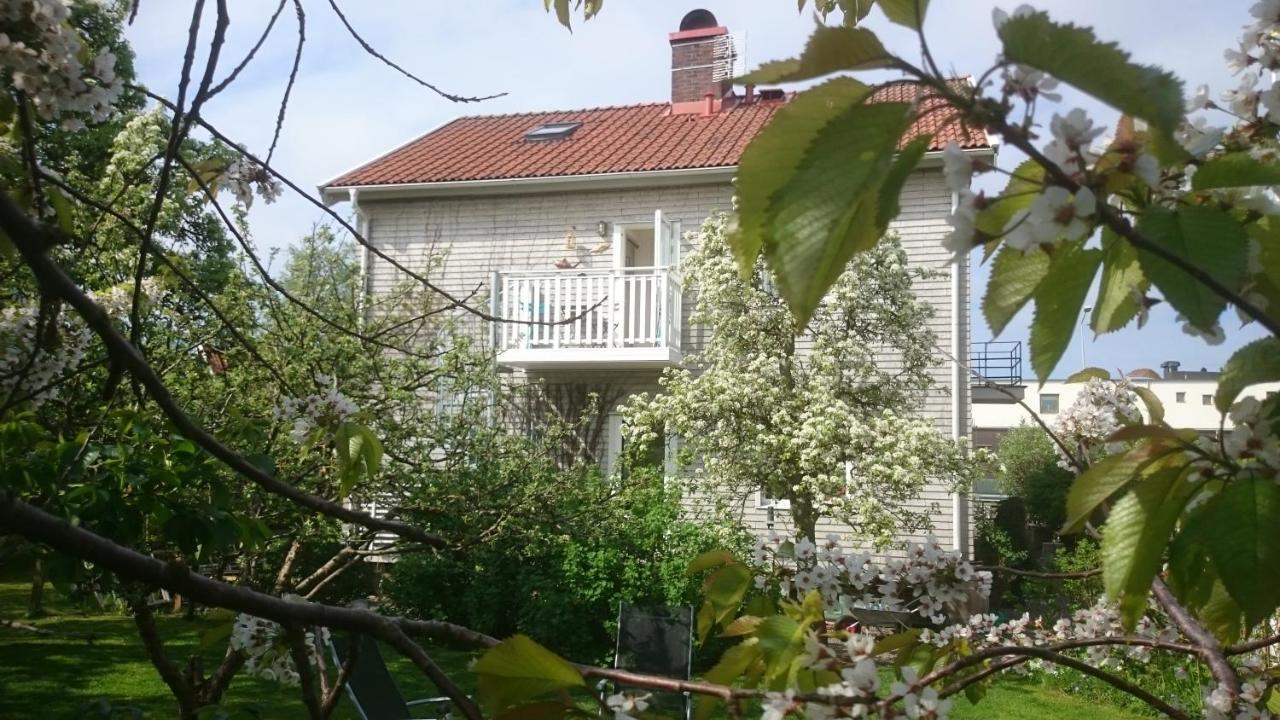 Ljust Boende, Egen Ingang Och Traedgard I Centrum Varberg Buitenkant foto