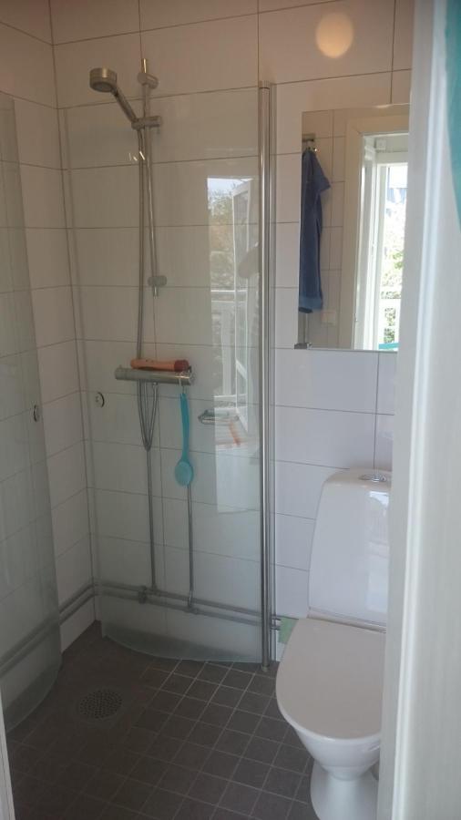 Ljust Boende, Egen Ingang Och Traedgard I Centrum Varberg Buitenkant foto